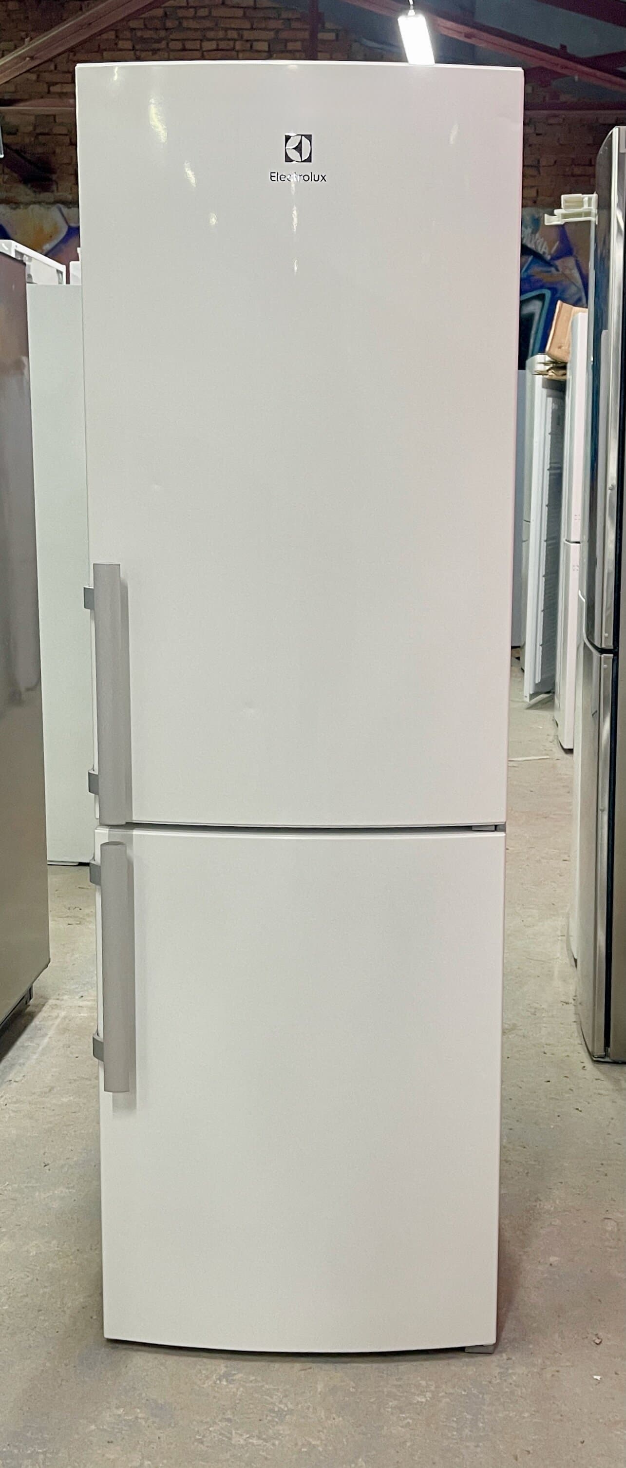 Холодильник Electrolux EN3615MOW